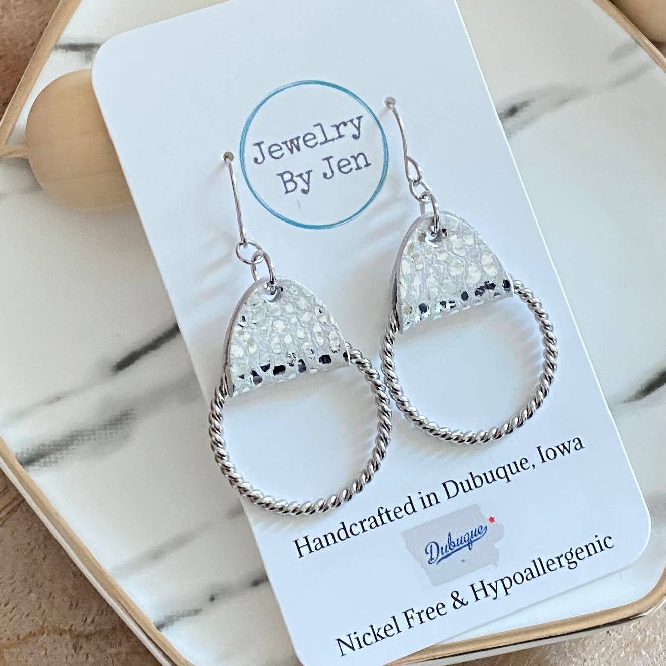 Jewelry By Jen – wholesale Hängande örhängen – Twisted Hoop Örhängen: Vit & Silver Cheetah1