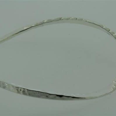 Braccialetto stretto ritorto appiattito e malconcio per la vendita all'ingrosso da parte di Makers & Providers