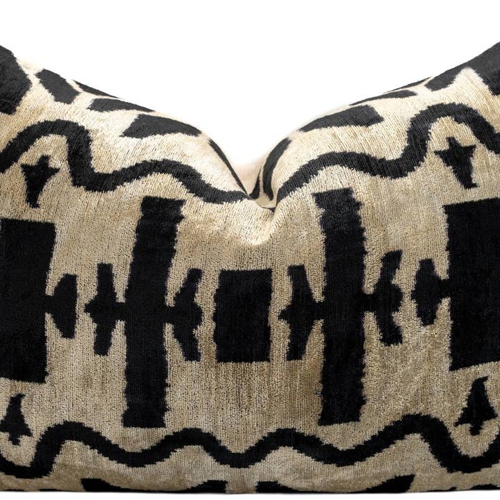 Coussin Canvello en velours de soie 16 x 24 fait à la main, noir et blanc, teinté dans des légumes biologiques, garni de duvet et de plumes pour la vente par Canvello