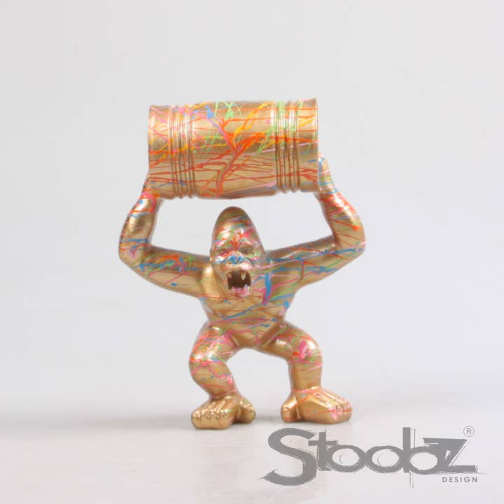 Imhof & Stevens BV - Wholesale Decorative Figurine - GORILLA M/OIL CAN 4 WHEELS B/W/B/Y SPRAY 21 CM STOOBZ DESIGN1