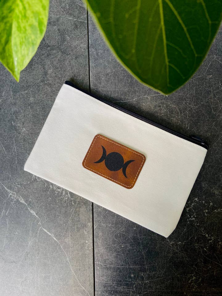 Bolsa de maquillaje de lona y cuero con cierre triple luna Witch Pagan para venta al por mayor de Three Witches Tea Shop