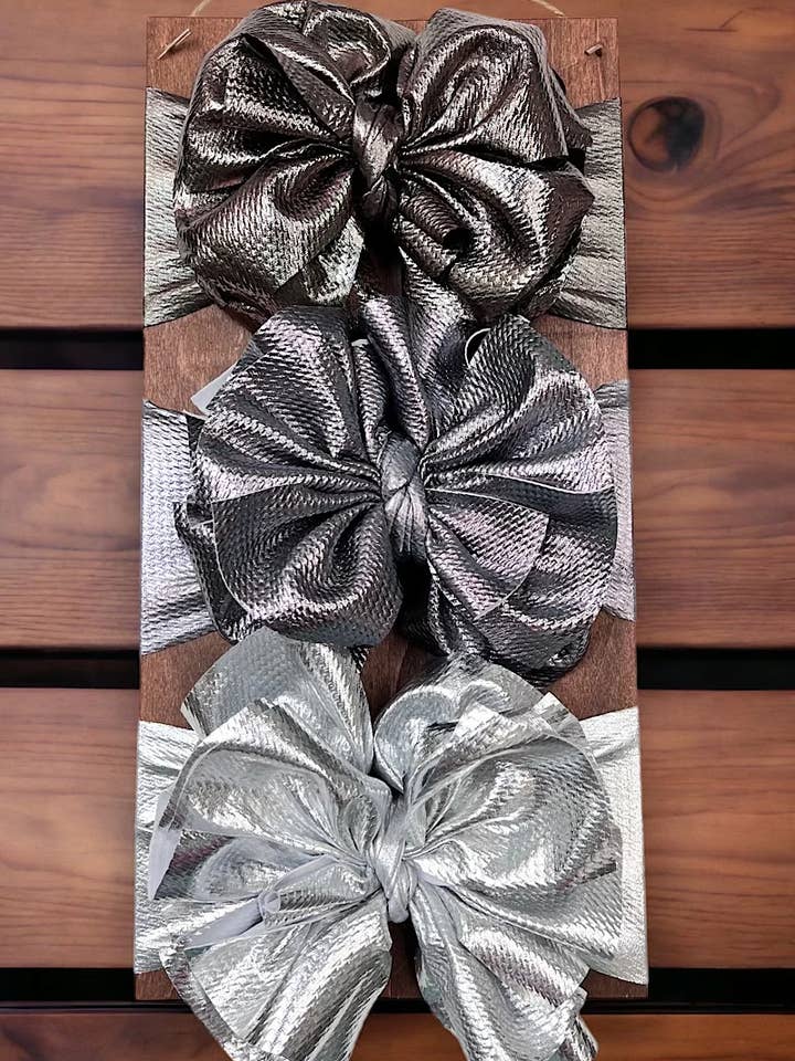 Bandeau de mode imprimé à gros pompons métalliques pour bébés pour la vente par Kids Charm Online