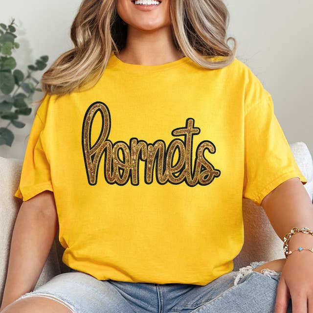 Goldfarbenes T-Shirt Hornets mit Paillettenaufnäher für den Alltag für den Großhandel von Trendy Tee Co.