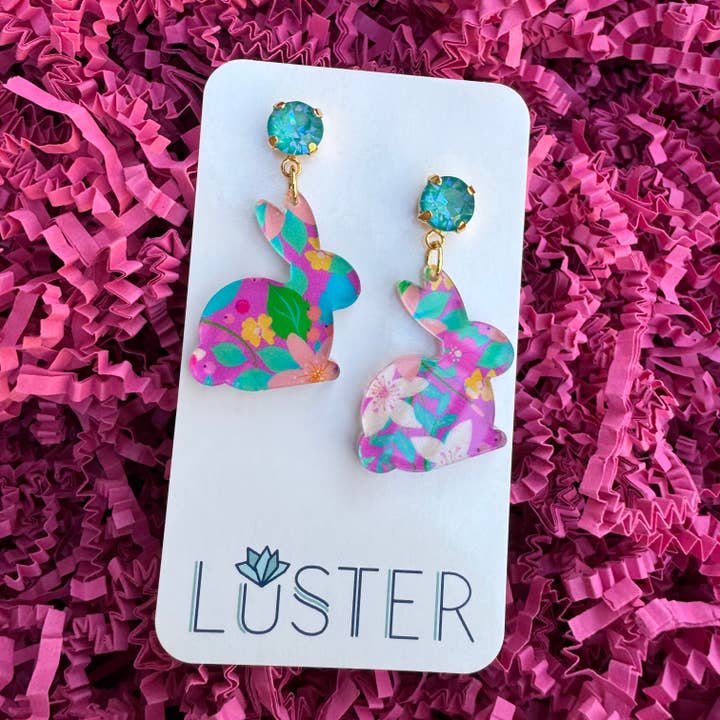 Boucles d'oreilles légères en acrylique avec lapin de Pâques de printemps pour la vente par LUSTER