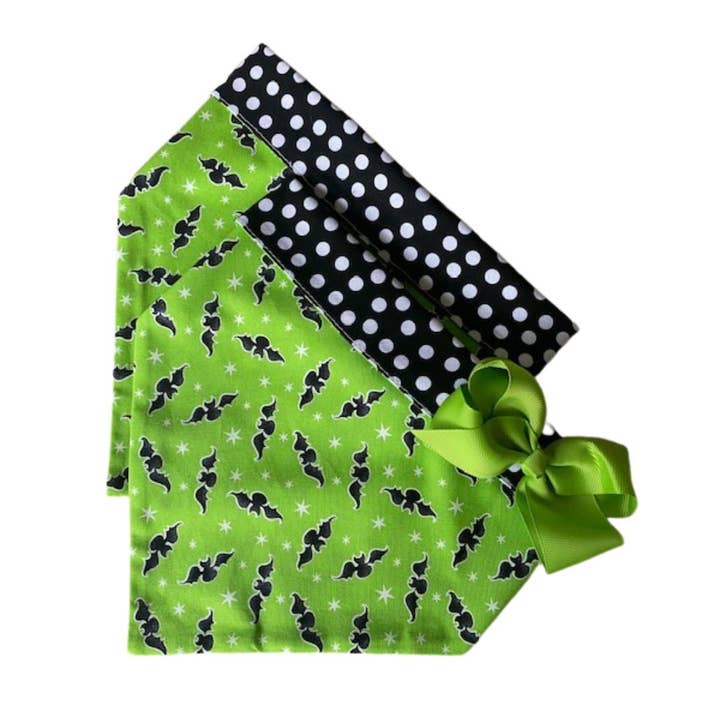 Bandana pour chien noir et vert citron avec chauves-souris phosphorescentes pour la vente par Chloe & Max LLC