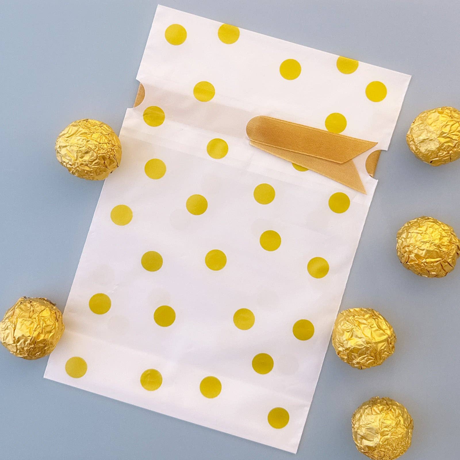 Wrapables.com - Wholesale Party Favor Bag/Box - Wrapables Gold Dots Drawstring Treat Bags (50pcs)3