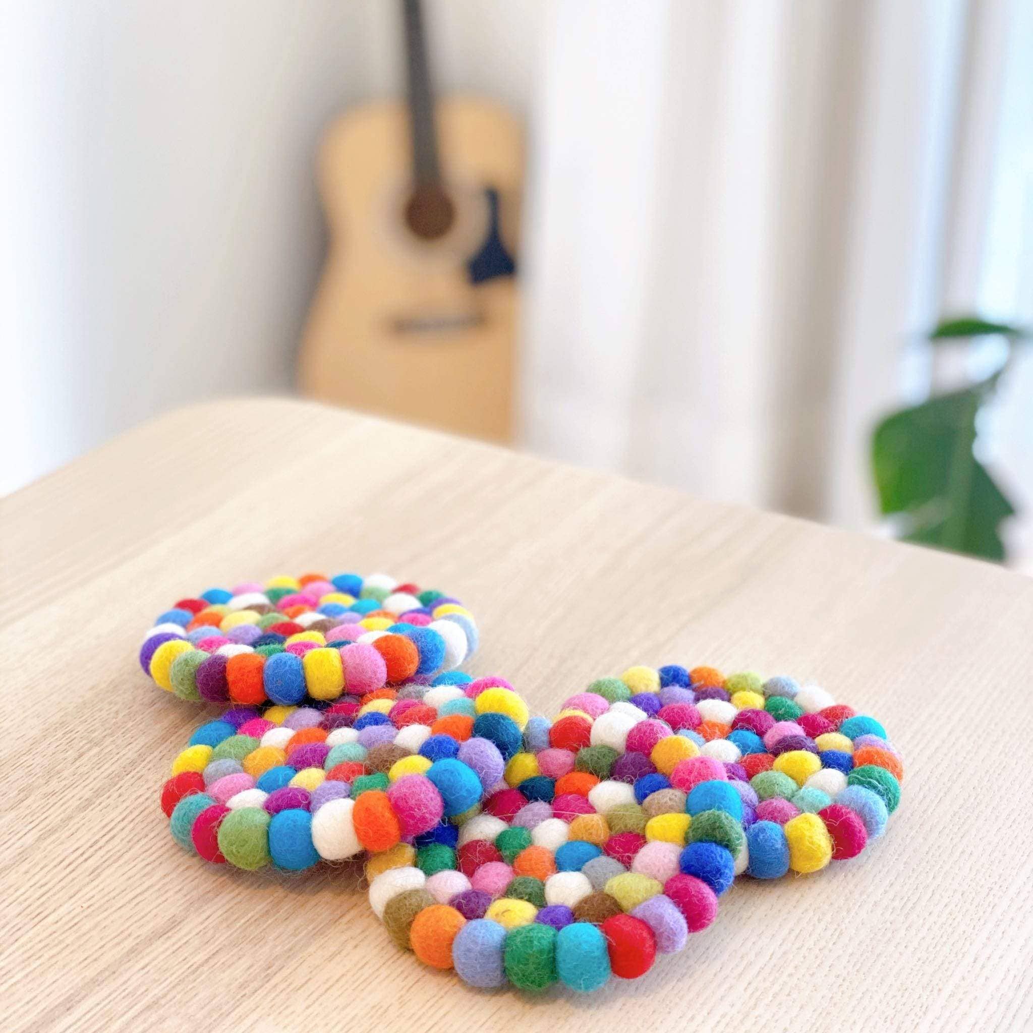 Ganapati – Großhandel Untersetzer – Untersetzer aus Filzkugeln, rund, Regenbogenfarben, 4er-Set2