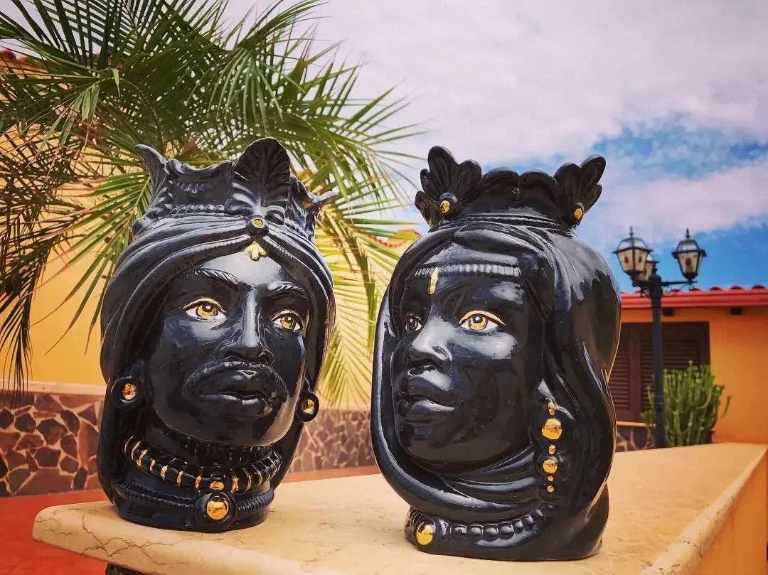 DD Ceramiche Siciliane - Vente Vases - Têtes de maure afro Caltagirone Céramique cm H.25 L.17 Détails en or artisanal noir4