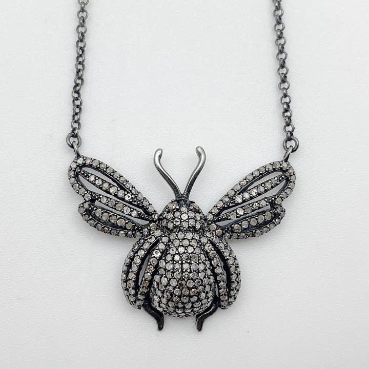 Diamond Bee halskæde for engroshandel hos Siena Jewelry