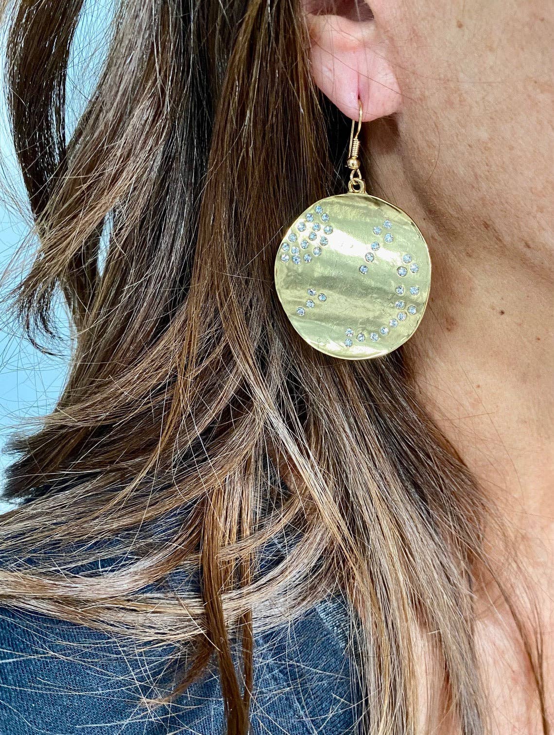 KARINE SULTAN - Vente Boucles d'oreilles pendantes - Boucles d'oreilles pendantes incrustées Wavy Disc CZ pour Glam1