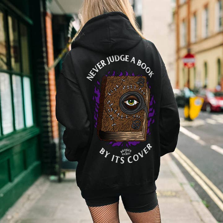 Ne jugez jamais un livre à sa couverture Hoodie (Unisexe) pour la vente par Broken Society