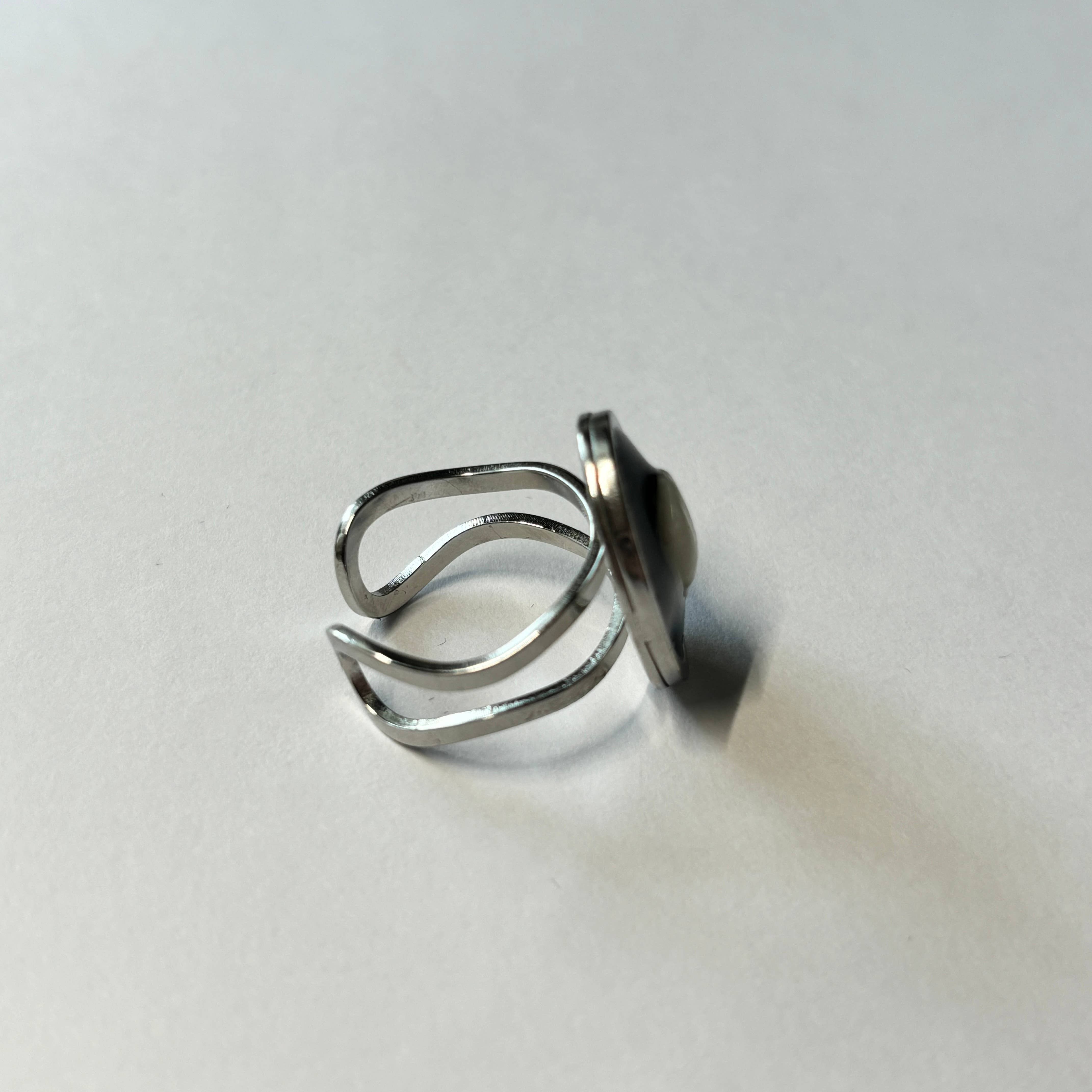 The Wolfshop - Venta al por mayor Anillos solitarios - Oddity Ring - Diente humano canino de resina3