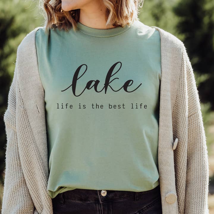 Camiseta Lake Life Is The Best Life, unisex Bella + Canvas para venta al por mayor de Lissi Designs
