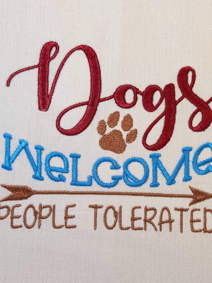 Torchon brodé Dogs Welcome People Tolered pour la vente par Red Mitten