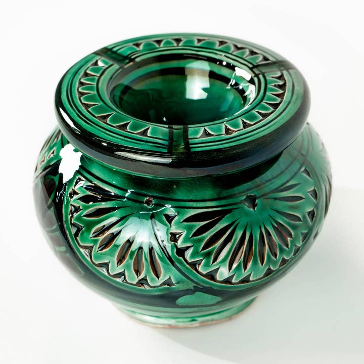 Håndlavet udskåret keramisk askebæger med låg til indendørs og udendørs brug for engroshandel hos Yemma Goods