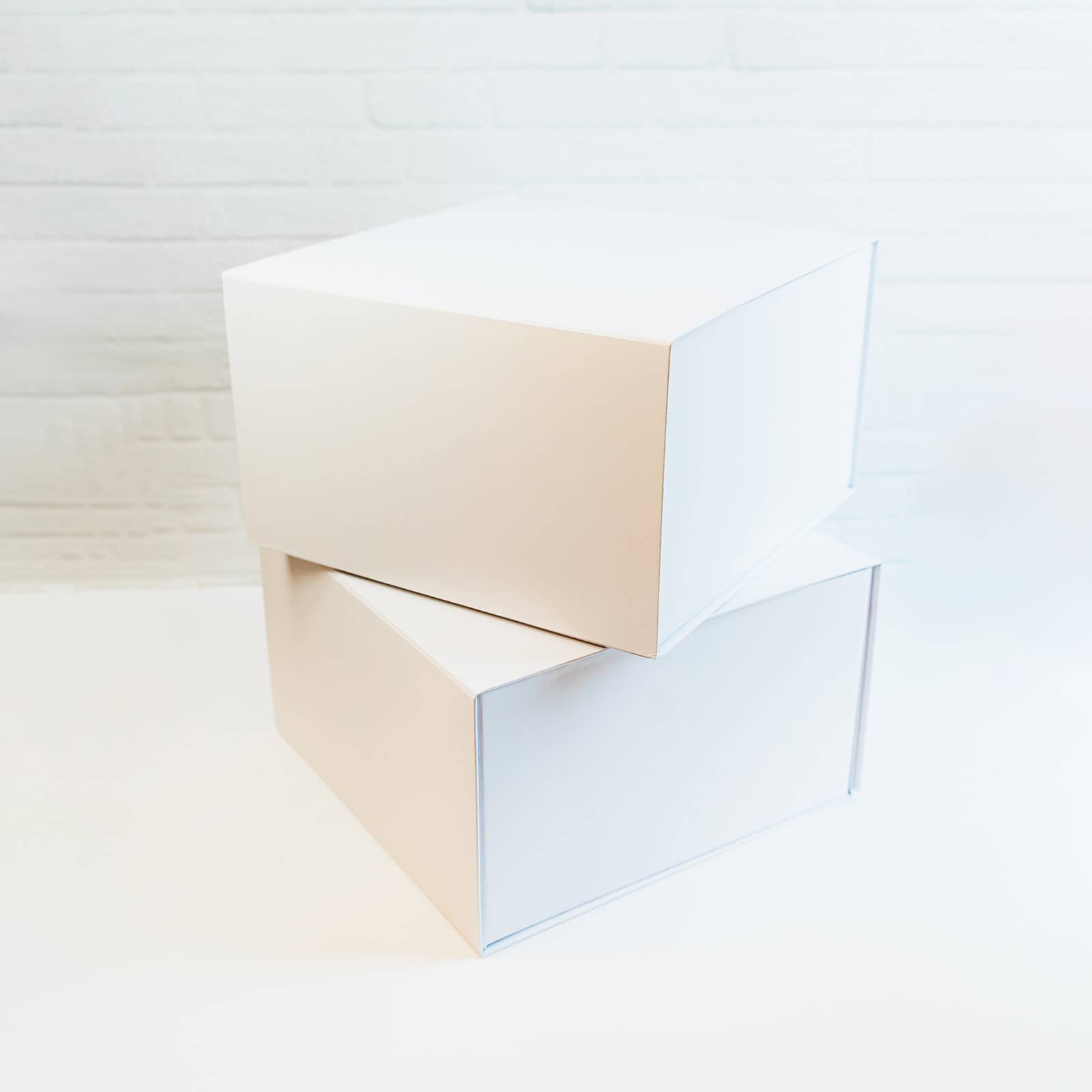 Giften Market - Wholesale Gift Box - Magnetic White Folding Gift Box - Luxury Gift Wrap2