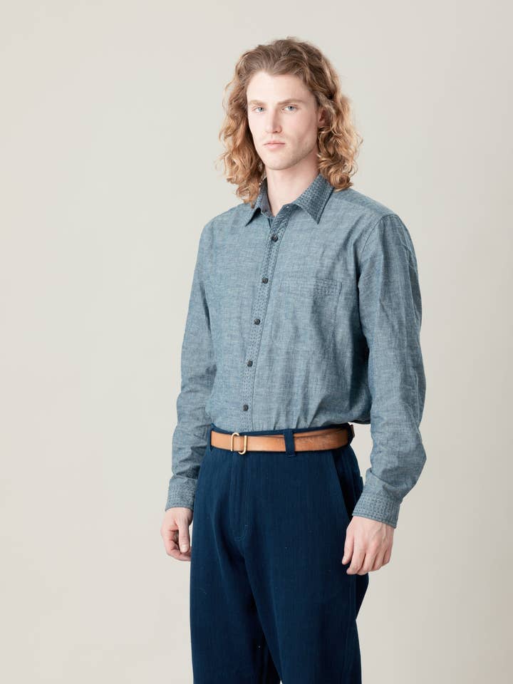 Camisa Neil de mangas compridas em algodão Kora, chambray índigo por atacado de Umber and Ochre