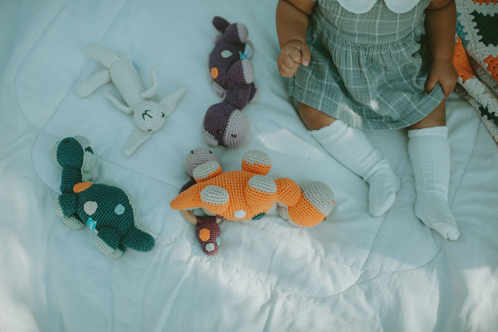 Pebblechild – wholesale Skallra - Baby – Virkat babyleksak dinosaurie skallra - petrolblå3