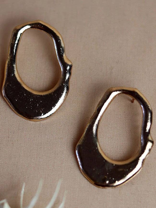 Brincos de recorte irregular de ouro por atacado de SUN AND DAY