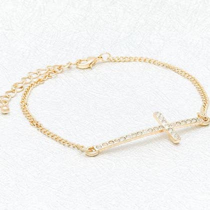 Gouden kristallen kruisarmband met verstelbare open schakel. voor wholesale door S&A Fashions
