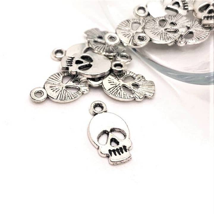 Petits pendentifs crâne en argent, 14x8mm pour la vente par Guerrilla Charm