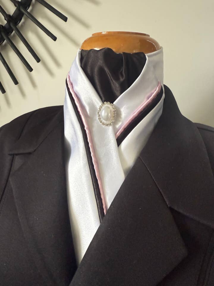 Cravate de dressage blanche HHD en noir et rose pour la vente par Heavenly Horse Designs