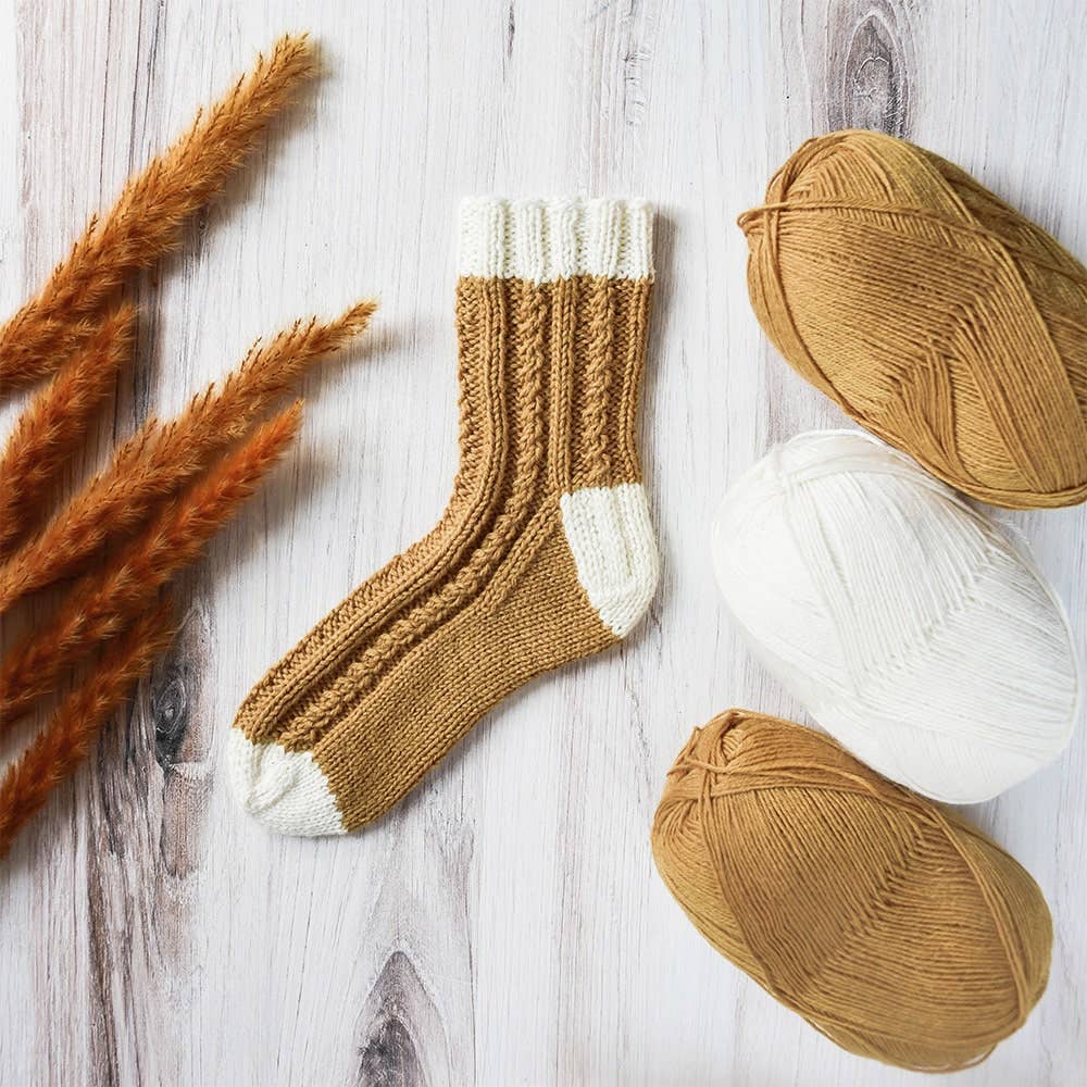 Crafter – wholesale DIY craft kit – Cozy Knit Cabled Socks Workshop Kit3