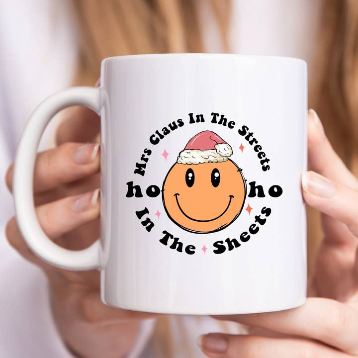 Mug de Noël Mrs Claus In The Streets In The Sheets Ho Ho pour la vente par Mug Boss Inc.