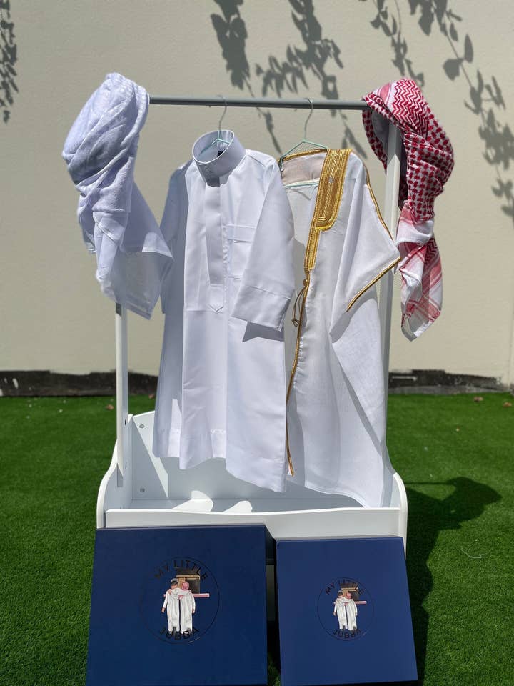 Deluxe Thobe Geschenkset für Jungen | White Bisht (0—12 Monate) — 4 Stück für den Großhandel von MY LITTLE JUBBA