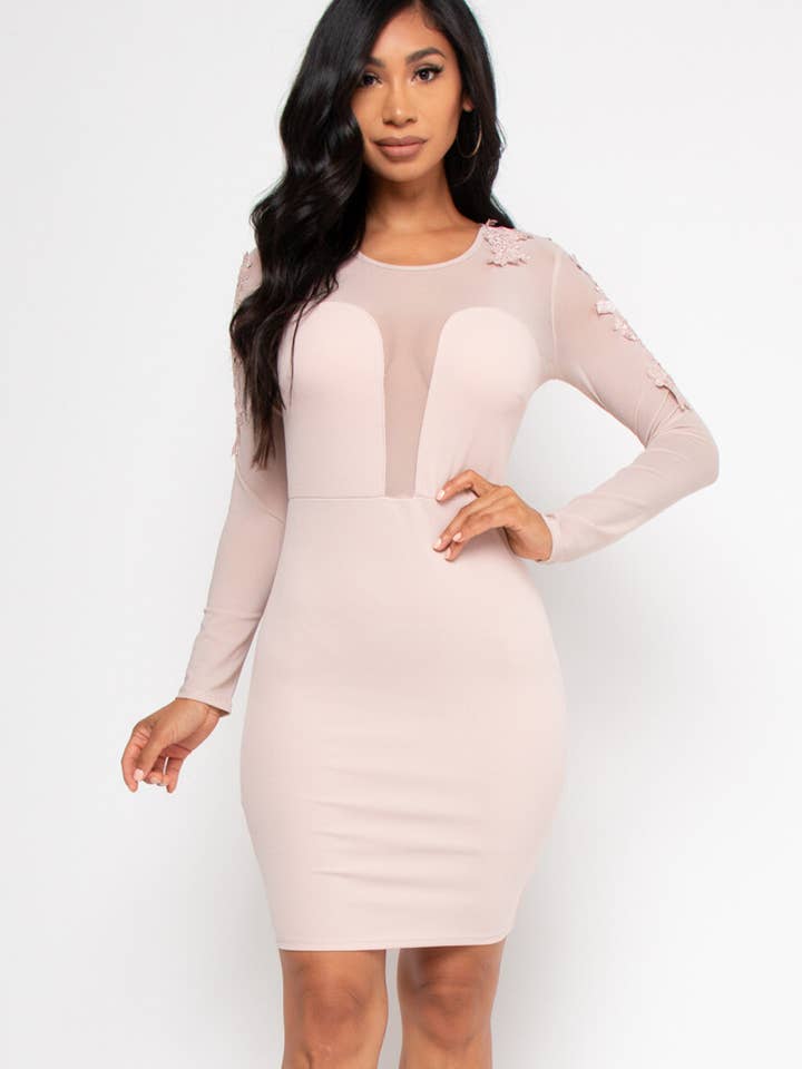 Mini abito aderente a maniche lunghe con scollo rotondo con applicazioni floreali per la vendita all'ingrosso da parte di lasalle fashion llc