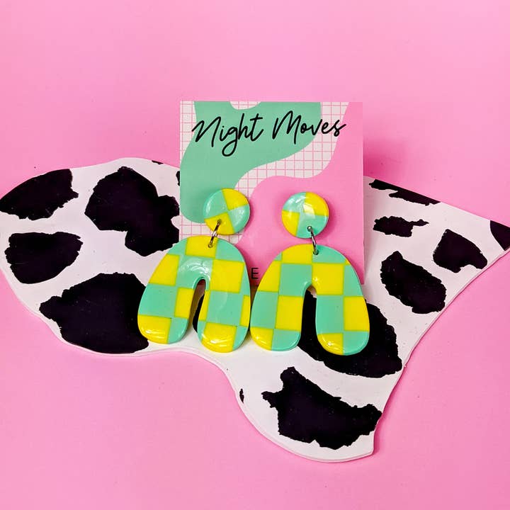 Night Moves Atelier – Engroshandel Hængeøreringe og creoløreringe – Ternet Polymer ler Arch øreringe i Seafoam og gul