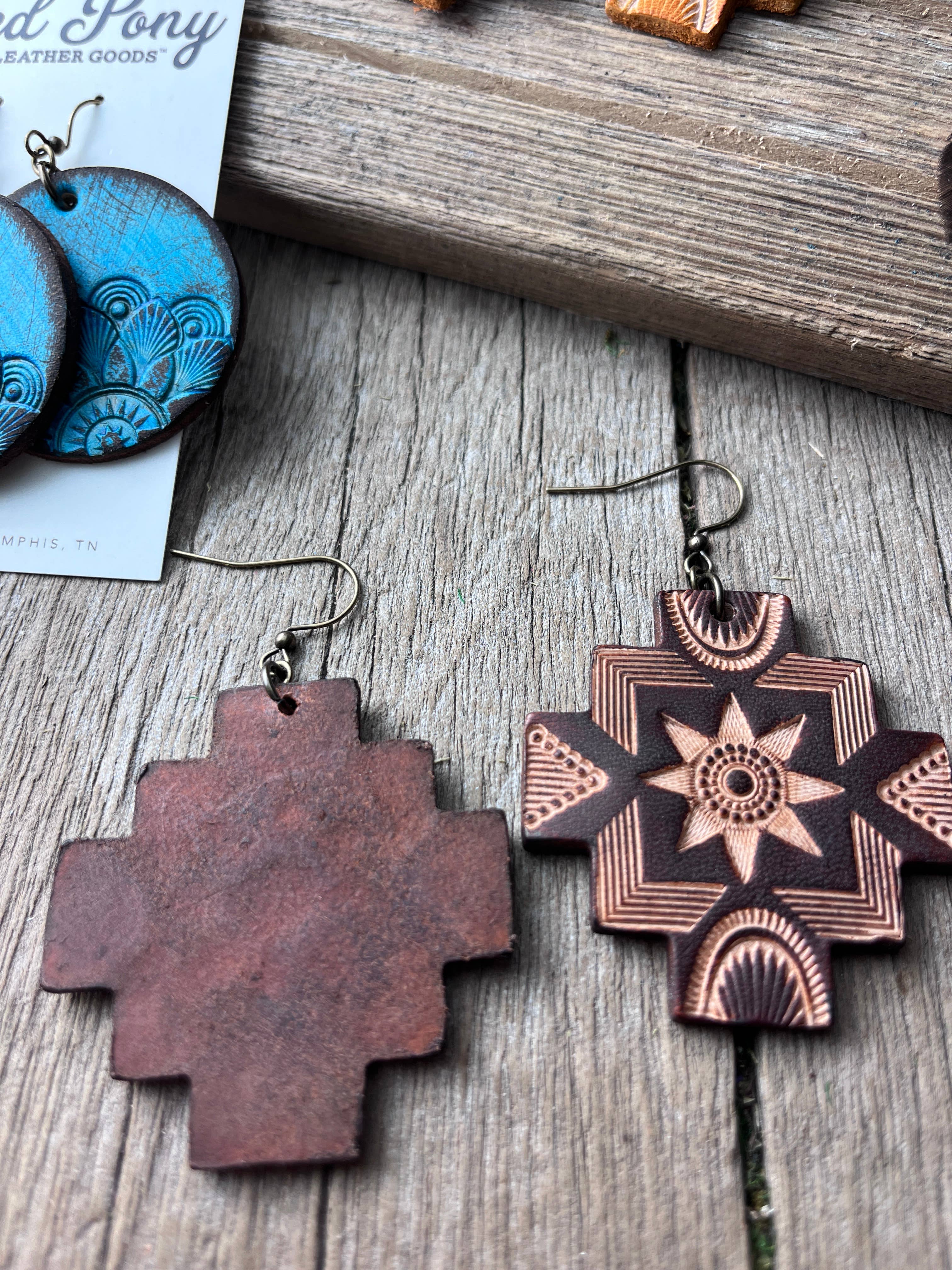 Red Pony Leather Goods - Vente Boucles d'oreilles pendantes - Boucles d'oreilles en cuir sculpté à la main style bohème western sud-ouest2