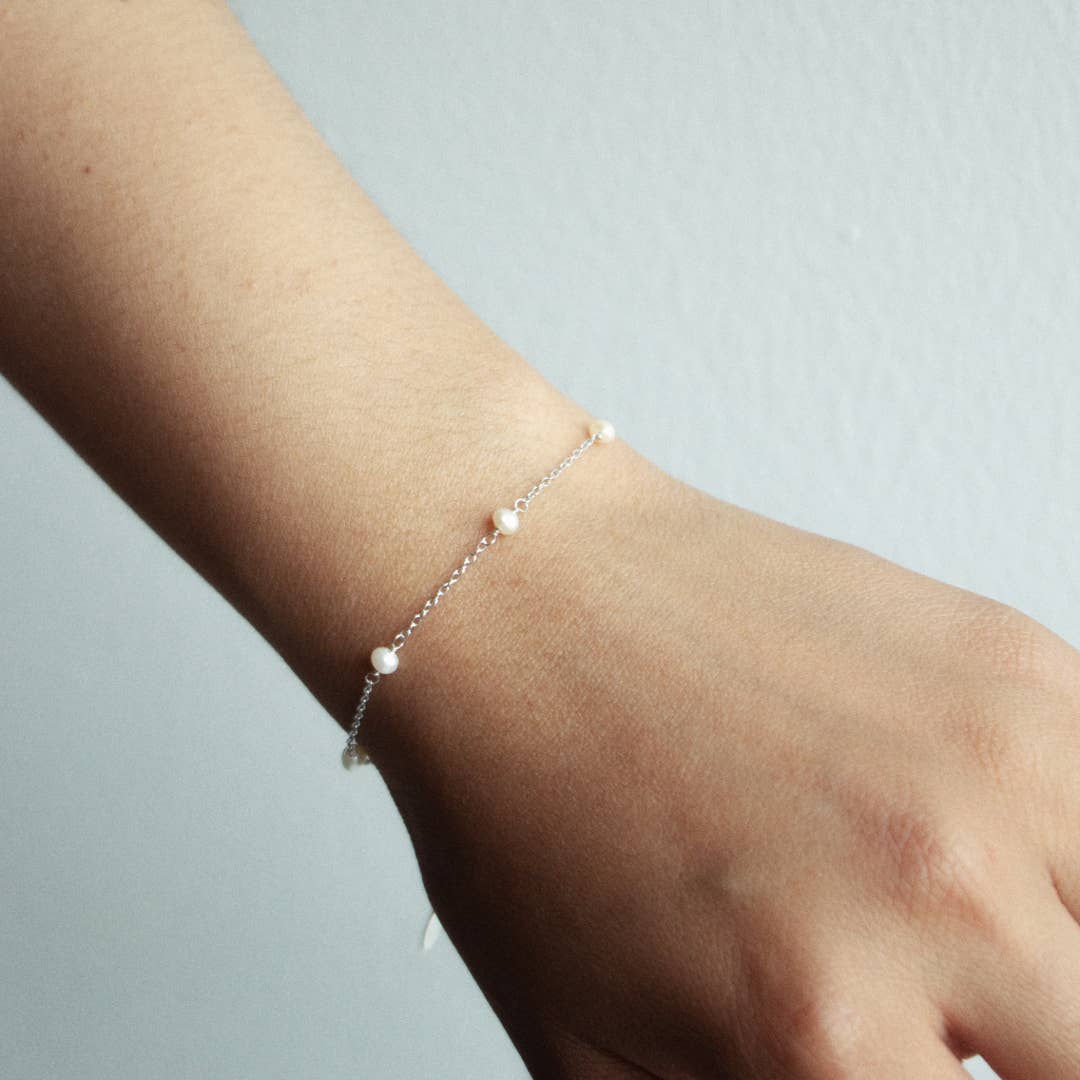 Aurora Jewels – wholesale Link & chain bracelet – Dainty Pearl Chain Bracelet4