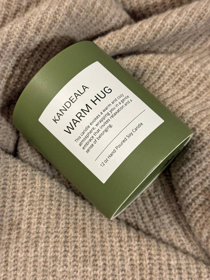 Varm Kram 12 oz - vit sojaljus i en vacker återanvändbar keramikkruka, present till henne, present till honom, födelsedagspresent för wholesale av KANDEALA