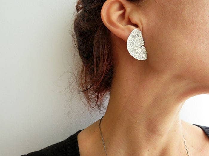 Kimya Joyas – Brincos de pino por atacado – Brincos texturizados em prata acetinada1