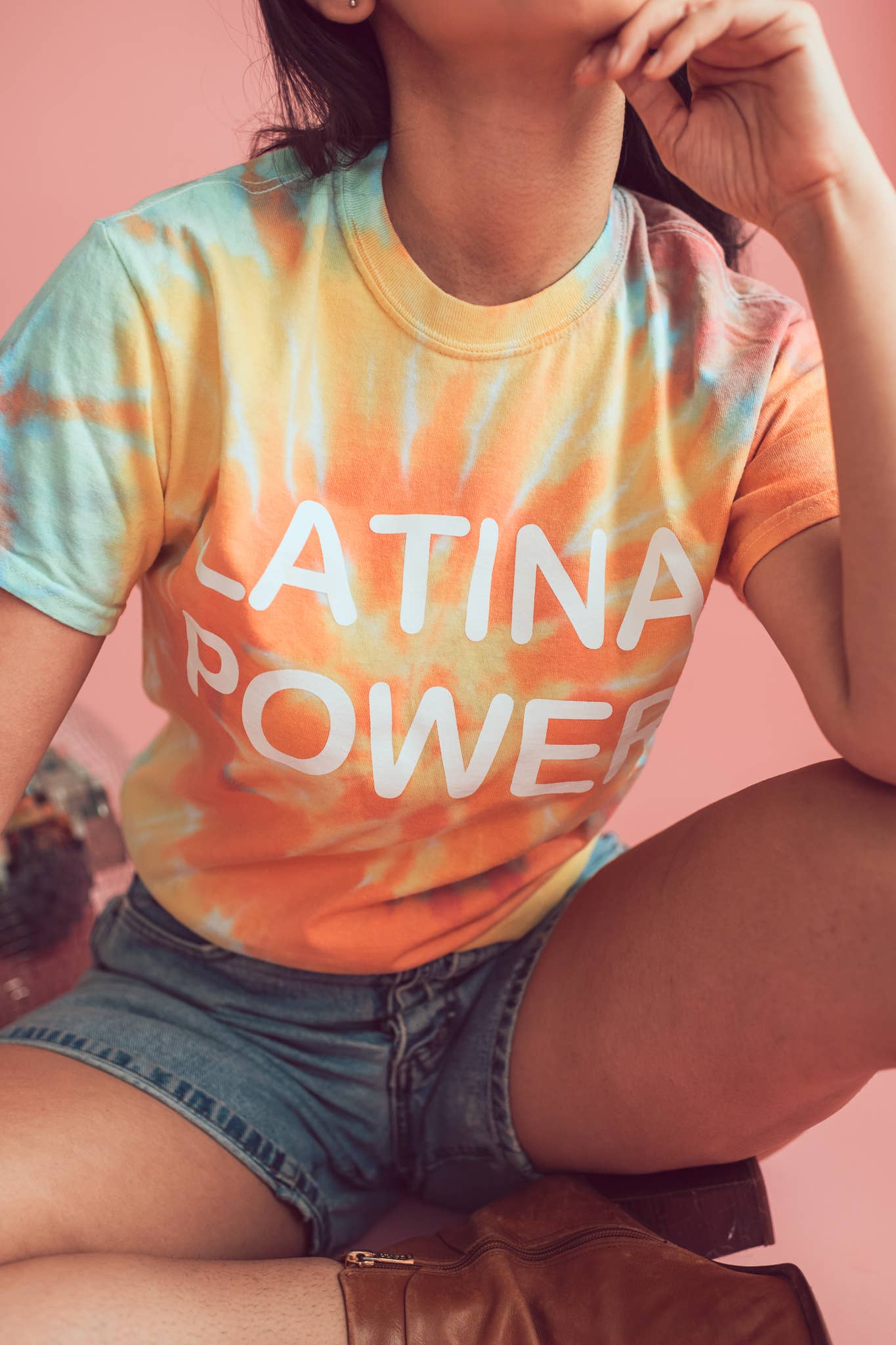 Jen Zeano Designs – Engroshandel T-shirt med print - Dame – Tie Dye Latina Power Tee1