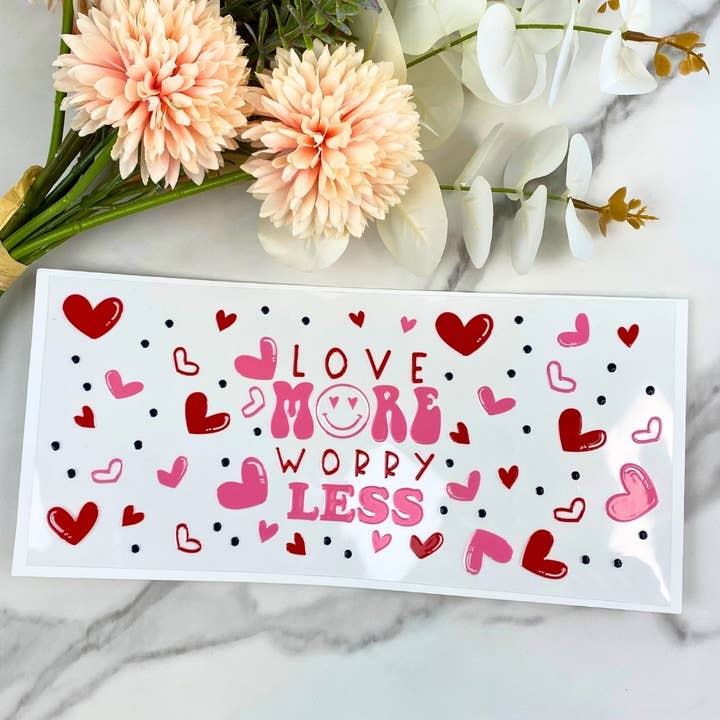 Liebe mehr, sorge dich weniger | 16 oz UV DTF Hülle für den Großhandel von HKS Custom Designs