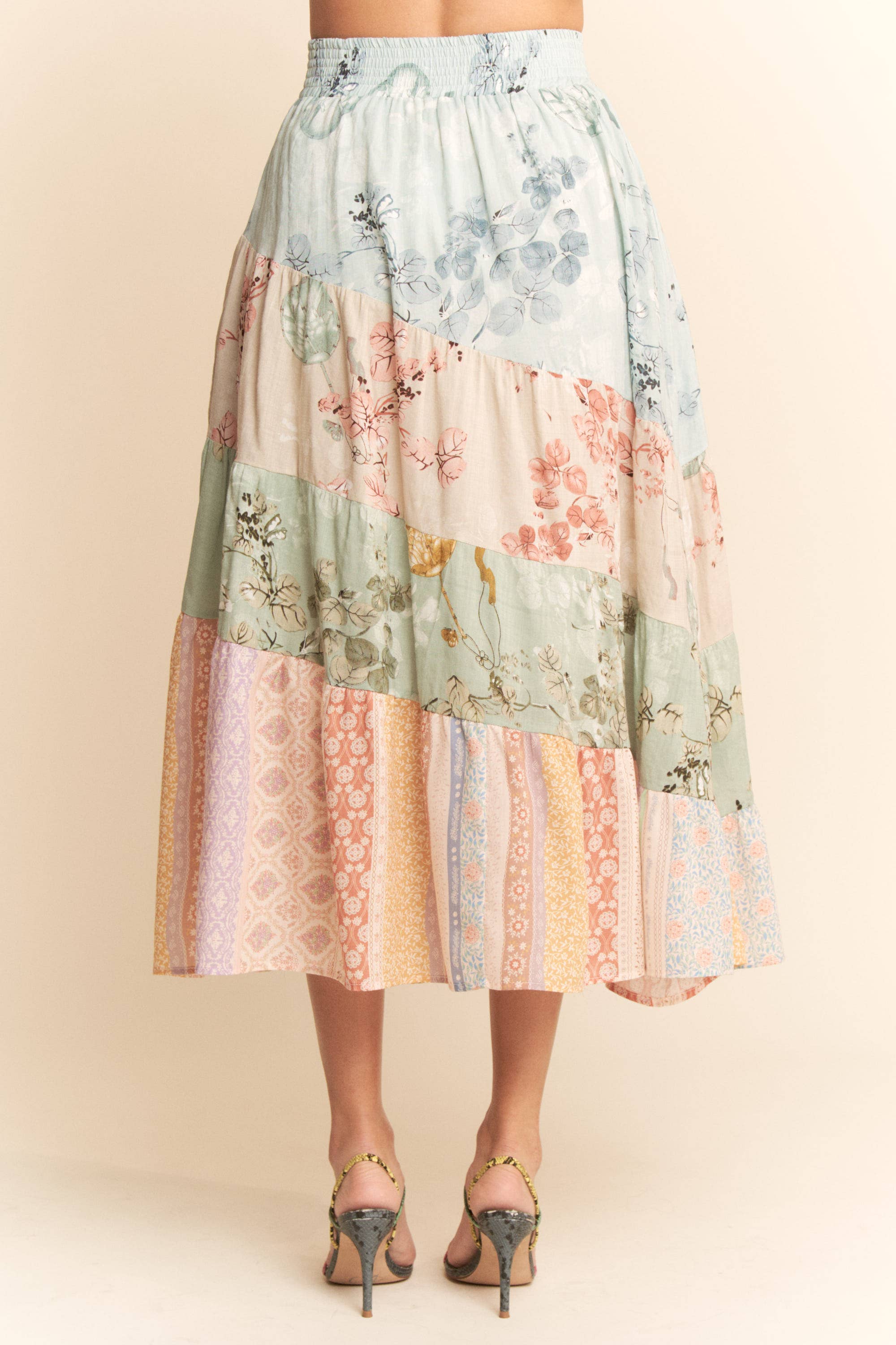 Sage Multi FALDA LARGA CON VOLANTES Y CINTURILLA DE MEZCLA FLORAL ÉTNICA de venta al por mayor en Faire9