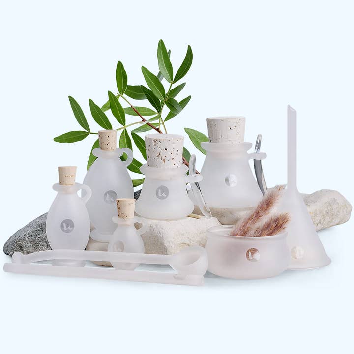 Kit de mélange et de stockage en verre soufflé à la main 8 pièces par Katari Beauty pour la vente par Katari Beauty