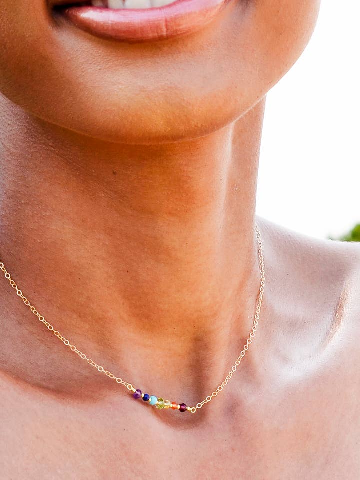 Halskette mit Regenbogen-Chakra-Edelsteinstäben für den Großhandel von GEMNIA
