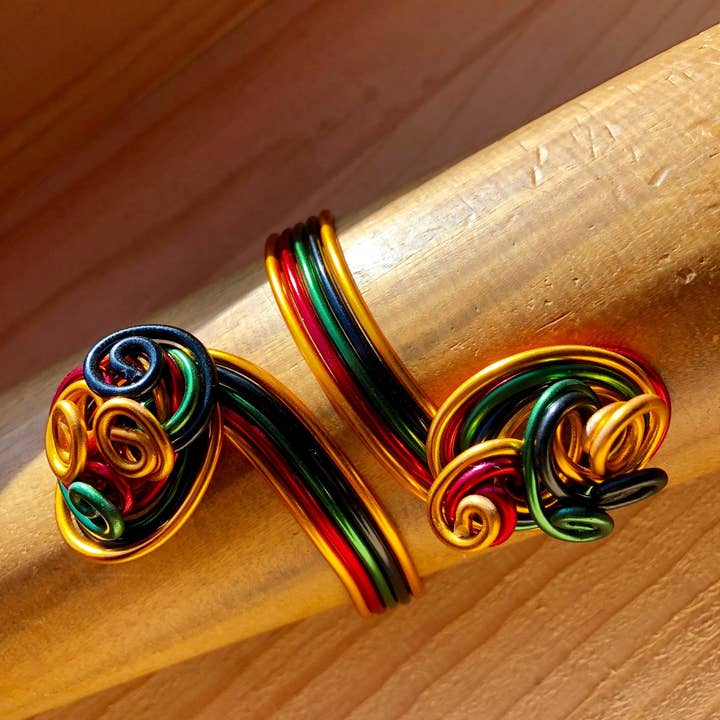 Jewelry With Me – Großhandel Manschettenarmband – Wakanda-inspirierter Armreif Black Panther Schmuck, schwarz rot grün gold2