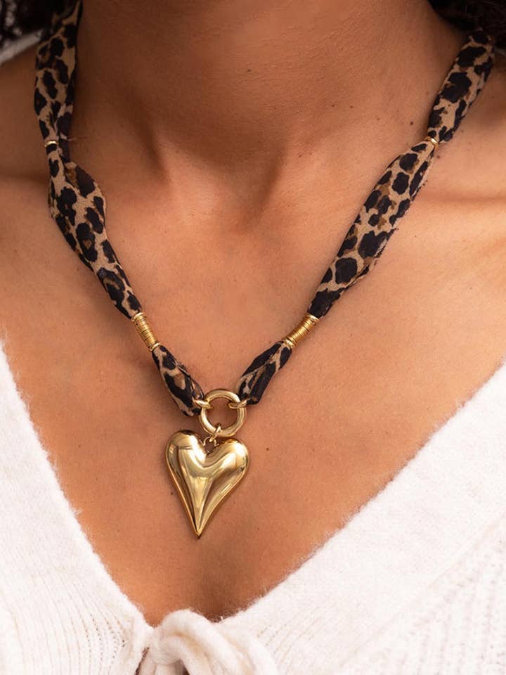 Collier Écharpe Léopard avec Pendentif Cœur Tendance DP25E810 pour la vente par Dipped Shop