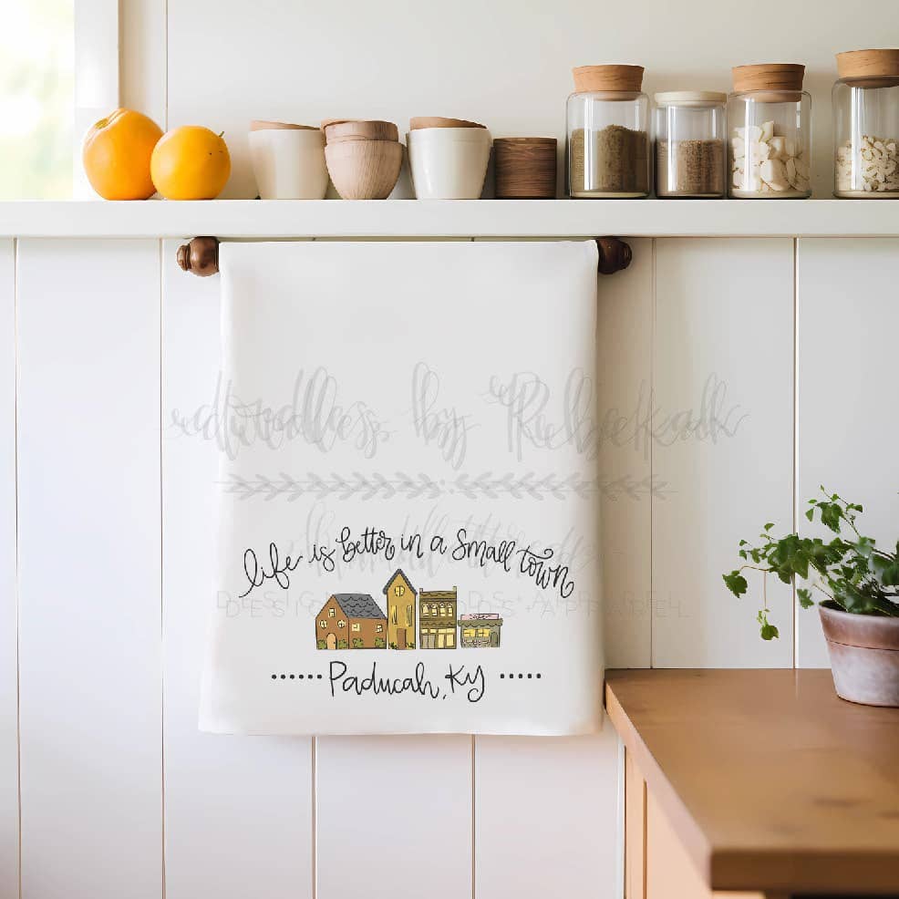 Doodles By Rebekah – wholesale Kökshandduk – Livet är bättre i en liten stad Custom Town Tea Handduk