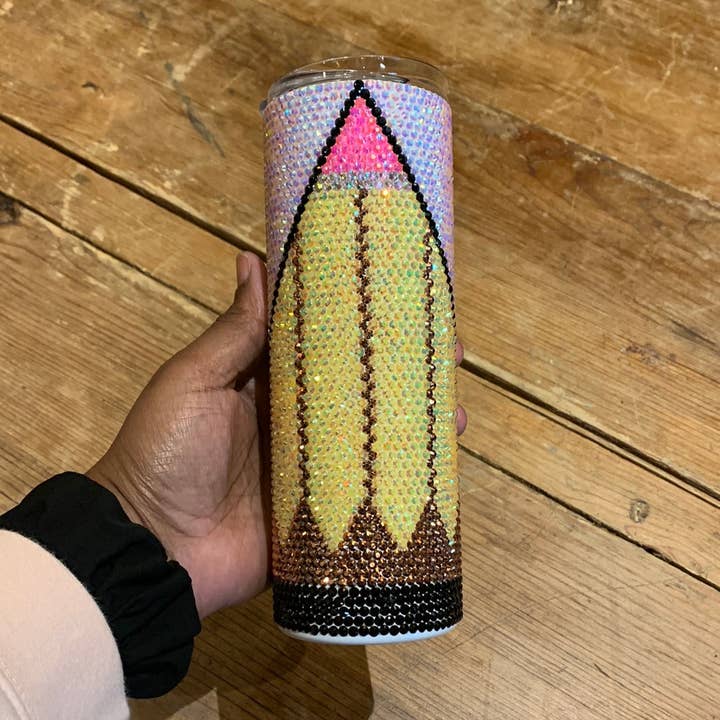 Gobelet en acier inoxydable de 20 oz entièrement orné de strass avec séparation en V pour la vente par Dukes Designs & Creations