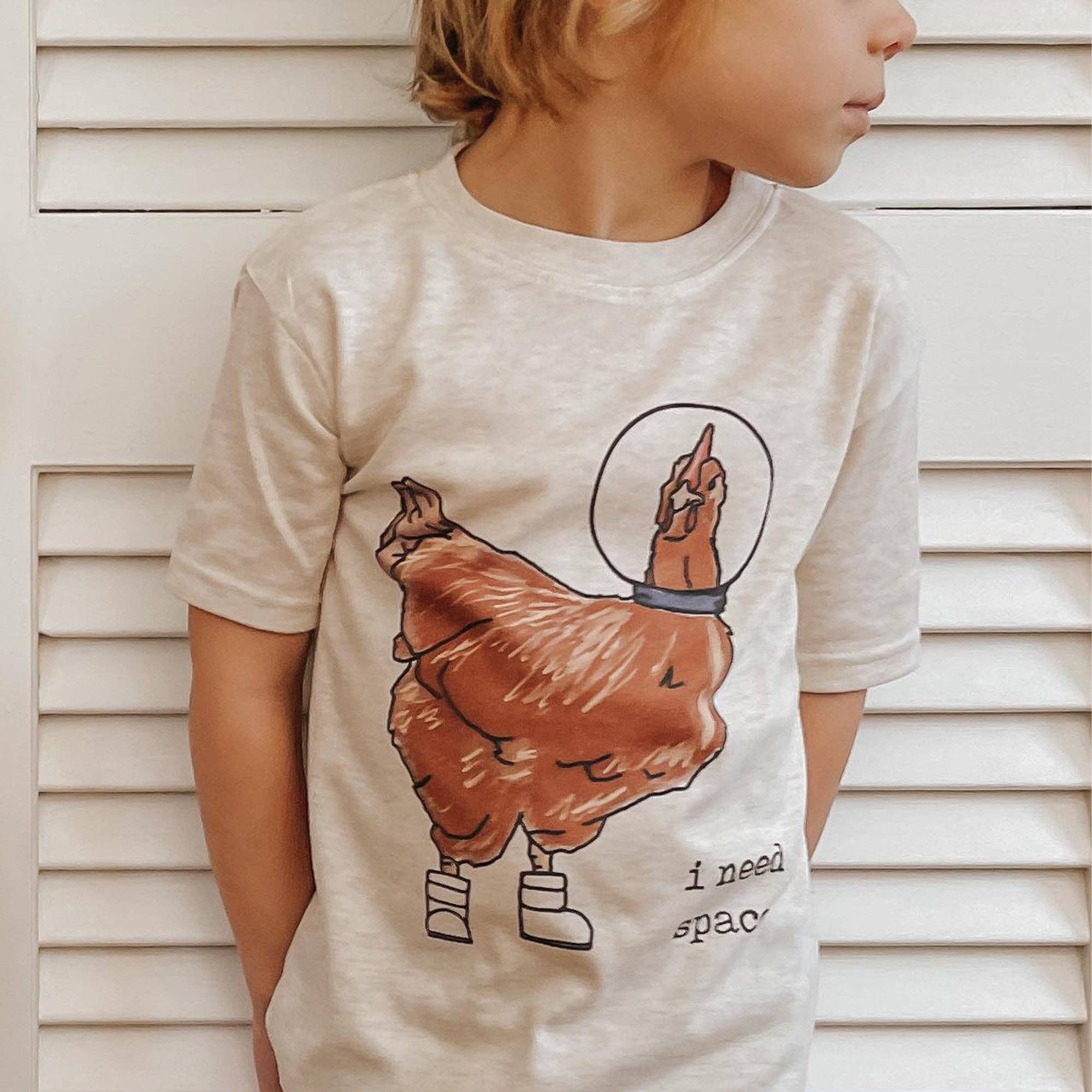 Barefoot Baby - Venta al por mayor Camiseta serigrafiada - Niños - Camiseta de niño divertida «I need space» con gallina y tema espacial1