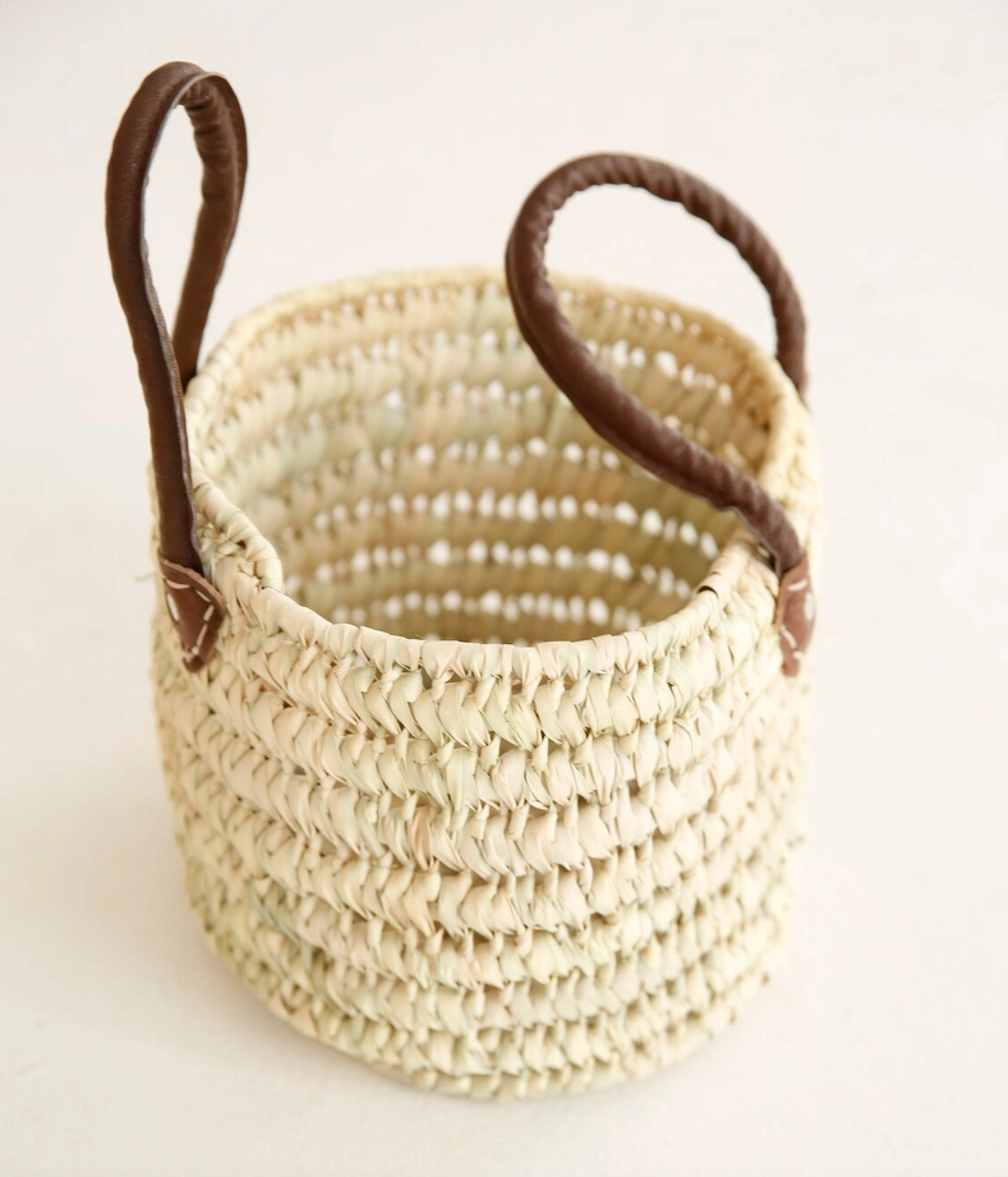 ProHandmadeDesign - Vente Paniers - Panier rond en osier avec poignées en cuir : rangement pour jouets1