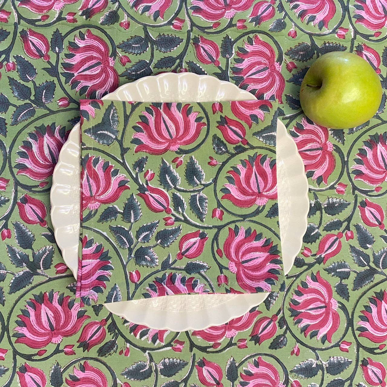 ABRACOLORS - Wholesale Tablecloth - Green tablecloth with napkins with fuchsia flower0