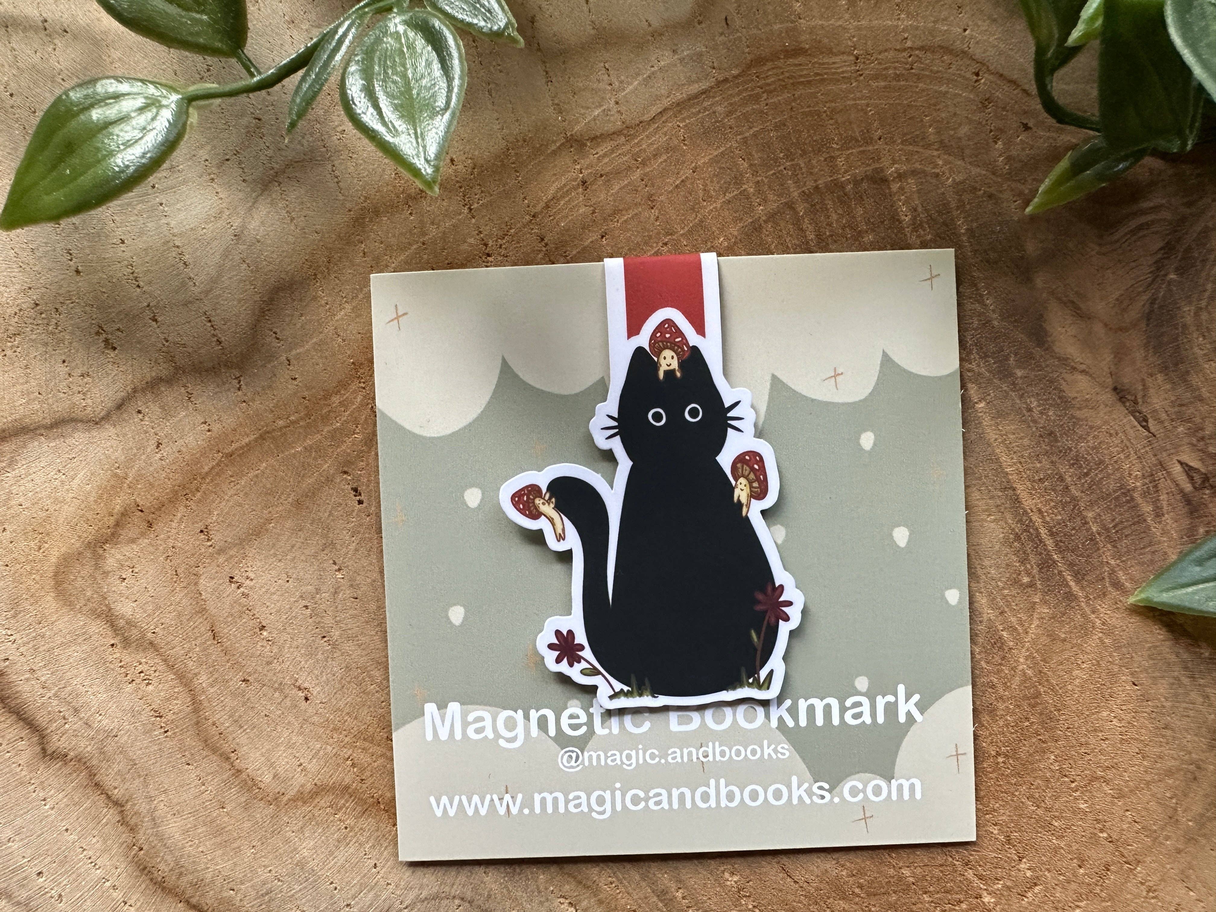 Magic&Books – wholesale Bokmärke – Magnetisk bokmärke med svart katt och svampar3