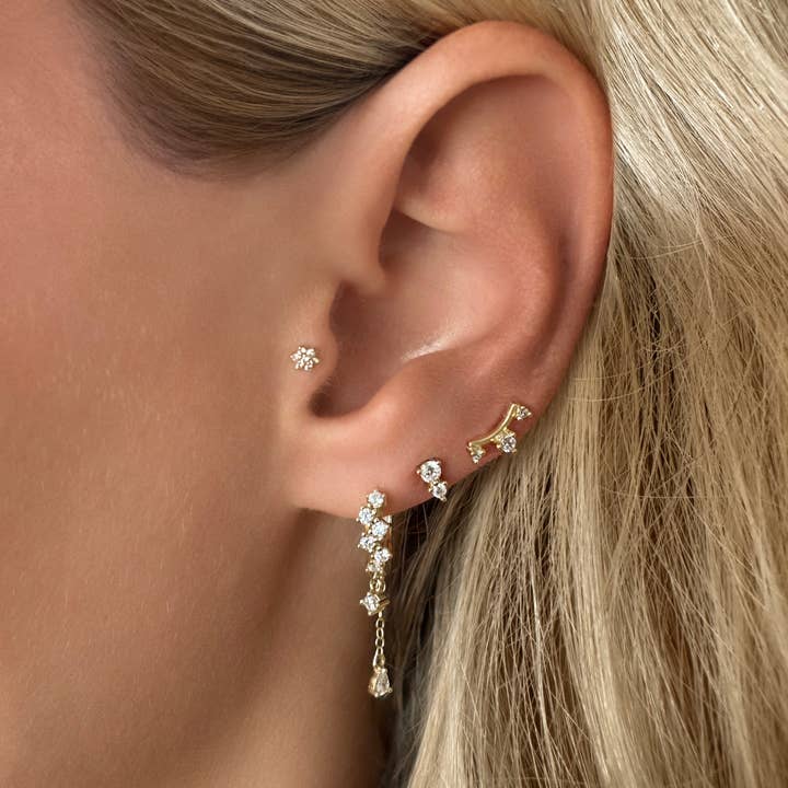 Emily Volaski – Engroshandel Huggie-øreringe – 14k Vermeil Klynge Huggie med Kæde Dingle Øreringe1