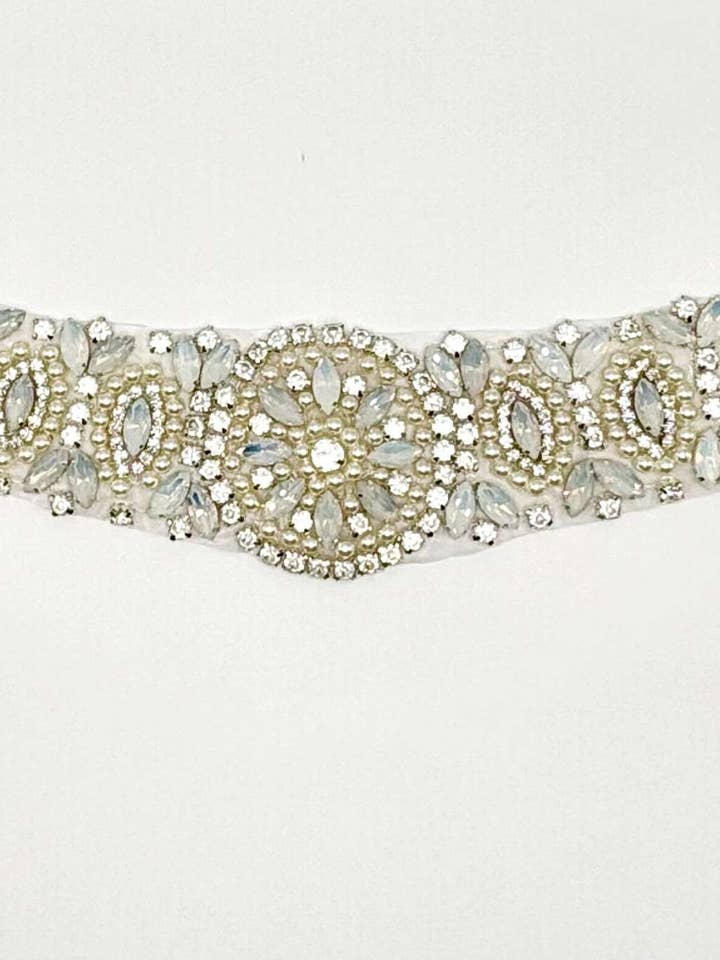 Collier ras du cou "Olivia" fait main avec applique en strass, perles et opale – Env. 14" de long pour la vente par Appliques with Glitz